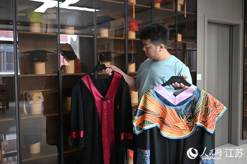 “舞之巅”生产的学士服。人民网 张瀚天摄